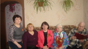 Сотрудники отдела ЗАГС поздравили юбиляров семейной жизни Большетаябинского сельского поселения
