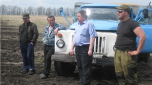 Глава администрации района Е. Лебедев ознакомился с ходом весенне-полевых работ