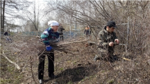 Молодежь села Яльчики приняла активное участие в очистке территории кладбища