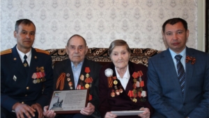 Глава администрации Цивильского района Александр Казаков вручил участникам войны подарки в честь Дня Победы