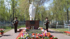 Митинг на городском кладбище у памятника солдатам, умершим от ран в Алатырских госпиталях