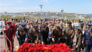 Жители Московского района г. Чебоксары возложили цветы к Монументу Славы в мемориальном комплексе «Победа»