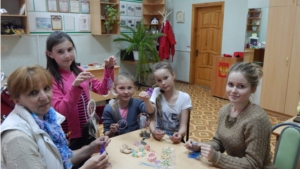 Методисты МБУК "ЦКС Яльчикского района" учат плести незатейливый сувенир - ловец снов