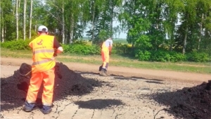 В Мариинско-Посадском районе продолжаются работы по ликвидации ямочности на автомобильных дорогах