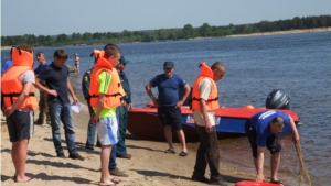 Перед открытием купального сезона на городском пляже проведена совместная тренировка сотрудников ГО и ЧС и спасателей