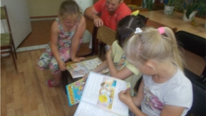 Дети из пришкольного лагеря «Детство» - частые гости в Порецкой детской библиотеке