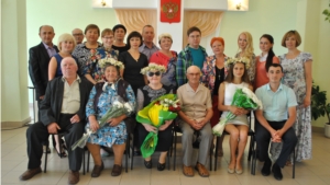 В День семьи, любви и верности двум семейным парам Шемуршинского района вручили медали «За любовь и верность»