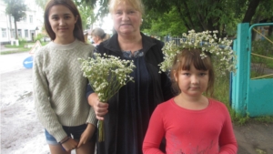 Букеты ромашек милым женщинам в День семьи, любви и верности