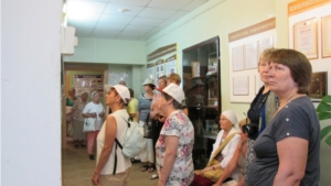 Туристы с теплохода "Чапаев" посетили Ядринскую районную библиотеку