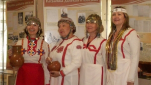 Фотосессия  туристов в чувашских национальных костюмах