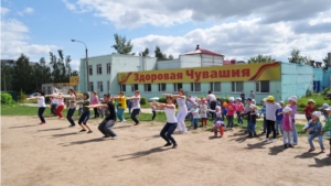 Зарядка на свежем воздухе бодрит и поднимает настроение