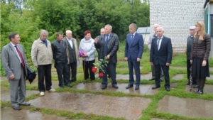 В рамках Единого информдня в Мариинско-Посадском районе состоялось открытие мемориальной доски заслуженному хмелеводу Петру Димитриеву
