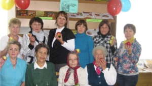 На заседании женского клуба "Сударушка" состоялся книжно-яблочный фестиваль "Наливное яблочко"