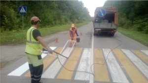 На дорогах Мариинско-Посадского района проводятся работы по нанесению разметки