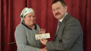 Глава администрации района вручил «Ветеран труда Чувашской Республики»