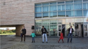 В единый день голосования артисты Чувашского драмтеатра порадовали жителей столицы концертной программой
