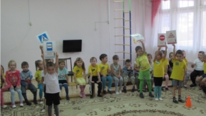 В детском саду "Радуга" в форме игры учат правилам дорожного движения