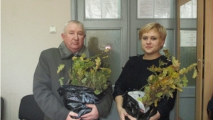 В рамках Дня дерева муниципальный штаб «ЭКА» в г. Шумерля получил в подарок саженцы дуба