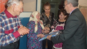90-летний юбилей отметила жительница деревни Кугеево Мариинско-Посадского района, труженик тыла, ветеран труда Валентина Истомина