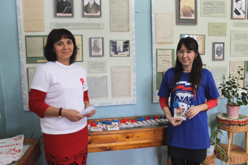 Активисты Молодой Гвардии Козловского поздравили жительниц Козловского района с Днем Матери