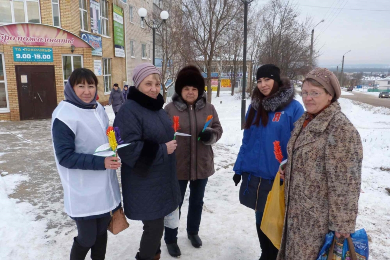 Молодогвардейцы Козловского района на улицах города поздравили женщин-матерей с праздником