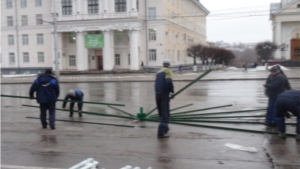 В Чебоксарах на площади Республики начали монтаж новой городской ели