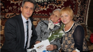Глава администрации Шумерлинского района Лев Рафинов поздравил с 90-летним юбилеем участницу трудового фронта