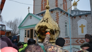 Поднятие купола с крестом над храмом с.Сугуты