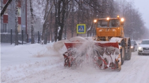 Очистка городских дорог от снежных наносов продолжается