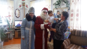 Дед Мороз и Снегурочка поздравили детей Чичканского сельского поселения на дому