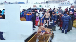 Крещенские купания: козловчане окунулись в прорубь в ночь с 18 на 19 января
