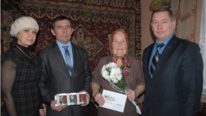 Глава администрации Владимир Денисов поздравил с 90-летием жительницу с. Шемурши