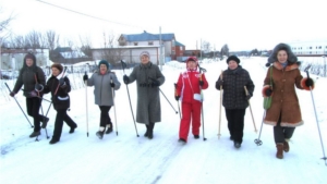 Группа здоровья «Обновление» изучает технику скандинавской ходьбы