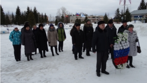 В День защитника Отечества в с.Красные Четаи состоялась торжественная церемония возложения венков к Монументу Славы