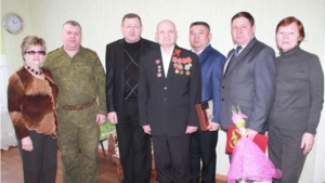 Глава администрации Урмарского района А. Тихонов поздравил защитника Родины с 95-летием