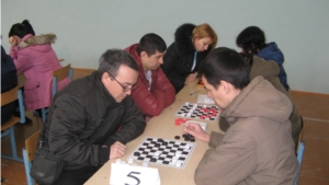 Работники культуры и искусства определили сильнейших шашистов