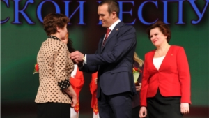 Михаил Игнатьев вручил государственные награды лучшим медицинским работникам Чувашии