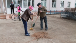 На субботнике работники администрации Урмарского района