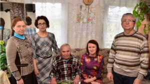 Труженик тыла Иван Александрович Михайлов получает поздравления с 90-летием