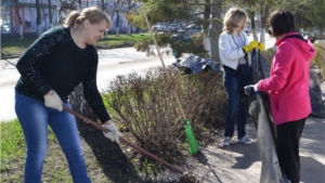 Работники администрации города на уборке закрепленной территории