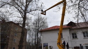 Спил аварийных деревьев во дворе домов №19, 21 по улице Октябрьской