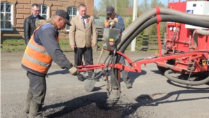 Методом пневмонабрызга выполняется ямочный ремонт автодорог в районе