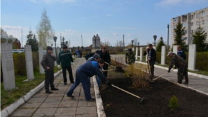 Муниципальные служащие вышли на субботник перед Первомаем