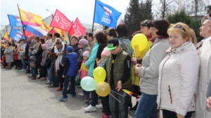 Чебоксарский район: жители муниципалитета отметили Первомай открытием аллеи «Славим человека труда!» и акцией « Георгиевская ленточка»