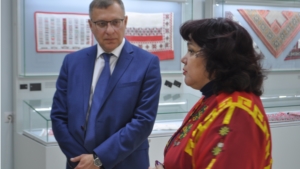 Министр культуры Кировской области Андрей Скальный ознакомился с работой Музея чувашской вышивки