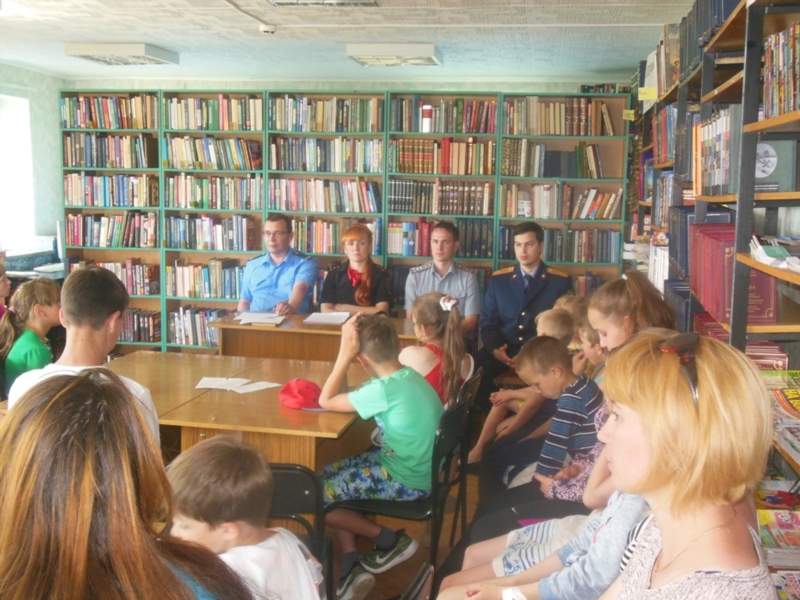 Диалог с воспитанниками летних лагерей ведет заместитель прокурора Козловского района А.М. Никоноров