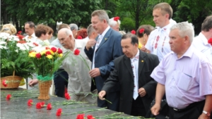 Глава Чувашии и члены Большого Совета Чувашского национального конгресса возложили цветы к памятнику Ивану Яковлеву