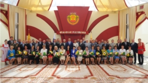 Глава Чувашии Михаил Игнатьев вручил государственные награды лучшим труженикам республики