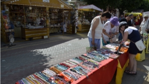 На бульваре купца Ефремова проходит выставка-продажа изделий декоративно-прикладного и изобразительного искусства