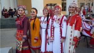 Богатым украшением Дня Республики стал праздник чувашского костюма «Асамлă эрешсем»